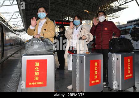 200209 -- BEIJING, le 9 février 2020 -- les membres de la troisième équipe médicale de l'Anhui font leurs adieux à leurs collègues de la gare de Hefei à Hefei, capitale de la province de l'Anhui de l'est de la Chine, le 9 février 2020. POUR ALLER AVEC LES GROS TITRES XINHUA DE FÉVRIER. 9, 2020. CHINE-LUTTE CONTRE LES EPIDERATIONS-MEDICAMENTS-HUBEI-AIDCN ZHANGXDUAN PUBLICATIONXNOTXINXCHN Banque D'Images