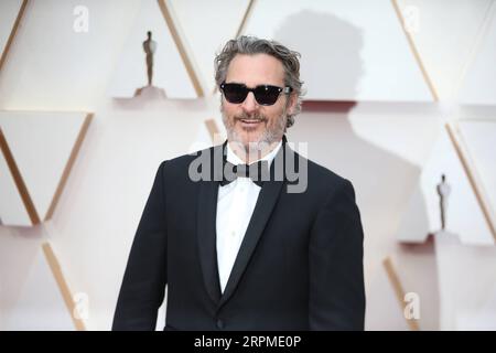 200210 -- LOS ANGELES, le 10 février 2020 -- Joaquin Phoenix arrive pour le tapis rouge de la 92e cérémonie des Oscars au Dolby Theatre de Los Angeles, aux États-Unis, le 9 février 2020. U.S.-LOS ANGELES-OSCARS-TAPIS ROUGE LIXYING PUBLICATIONXNOTXINXCHN Banque D'Images