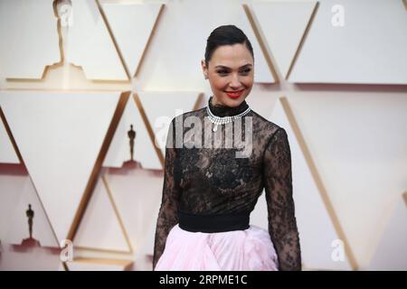 200210 -- LOS ANGELES, le 10 février 2020 -- gal Gadot arrive pour le tapis rouge de la 92e cérémonie des Oscars au Dolby Theatre de Los Angeles, aux États-Unis, le 9 février 2020. U.S.-LOS ANGELES-OSCARS-TAPIS ROUGE LIXYING PUBLICATIONXNOTXINXCHN Banque D'Images