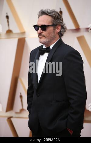 200210 -- LOS ANGELES, le 10 février 2020 -- Joaquin Phoenix arrive pour le tapis rouge de la 92e cérémonie des Oscars au Dolby Theatre de Los Angeles, aux États-Unis, le 9 février 2020. U.S.-LOS ANGELES-OSCARS-TAPIS ROUGE LIXYING PUBLICATIONXNOTXINXCHN Banque D'Images