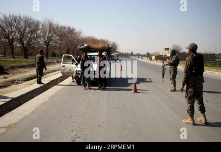 200210 -- NANGARHAR, 10 février 2020 Xinhua -- des soldats vérifient un véhicule à un poste de contrôle près du district de Shirzad, dans la province de Nangarhar, Afghanistan, le 9 février 2020. Le département américain de la Défense a confirmé que deux soldats américains ont été tués en Afghanistan samedi. Les médias américains ont rapporté samedi qu'une fusillade avait eu lieu entre soldats afghans et américains dans la province de Nangarhar, dans l'est de l'Afghanistan, plus tôt dans la journée, entraînant des morts des deux côtés. Photo de Saifurahman Safi/Xinhua AFGHANISTAN-NANGARHAR- CHECKPOINT- U.S. SOLDIER- ATTAQUE PUBLICATIONxNOTxINxCHN Banque D'Images