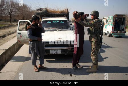 200210 -- NANGARHAR, 10 février 2020 Xinhua -- des soldats vérifient un chauffeur à un poste de contrôle près du district de Shirzad dans la province de Nangarhar, Afghanistan, le 9 février 2020. Le département américain de la Défense a confirmé que deux soldats américains ont été tués en Afghanistan samedi. Les médias américains ont rapporté samedi qu'une fusillade avait eu lieu entre soldats afghans et américains dans la province de Nangarhar, dans l'est de l'Afghanistan, plus tôt dans la journée, entraînant des morts des deux côtés. Photo de Saifurahman Safi/Xinhua AFGHANISTAN-NANGARHAR- CHECKPOINT- U.S. SOLDIER- ATTAQUE PUBLICATIONxNOTxINxCHN Banque D'Images