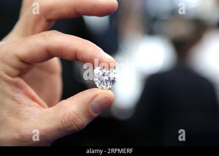 200210 -- RAMAT GAN ISRAËL, 10 février 2020 -- Un diamant en vrac est présenté à la semaine internationale du diamant en Israël IDWI à Ramat Gan, Israël, le 10 février 2020. L’IDWI a ouvert ses portes sur l’immense salle de marché de la Bourse israélienne du diamant lundi à Ramat Gan. Des centaines de sociétés diamantaires israéliennes et internationales assistent à l’événement qui se terminera le 12 février 2020. ISRAËL-RAMAT GAN-SEMAINE INTERNATIONALE DU DIAMANT CHENXWENXIAN PUBLICATIONXNOTXINXCHN Banque D'Images