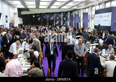 200210 -- RAMAT GAN ISRAËL, le 10 février 2020 -- des personnes participent à la semaine internationale du diamant en Israël IDWI à Ramat Gan, Israël, le 10 février 2020. L’IDWI a ouvert ses portes sur l’immense salle de marché de la Bourse israélienne du diamant lundi à Ramat Gan. Des centaines de sociétés diamantaires israéliennes et internationales assistent à l’événement qui se terminera le 12 février 2020. ISRAËL-RAMAT GAN-SEMAINE INTERNATIONALE DU DIAMANT CHENXWENXIAN PUBLICATIONXNOTXINXCHN Banque D'Images