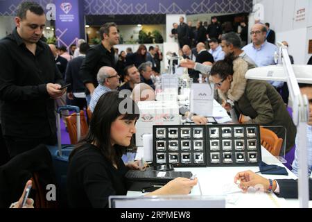 200210 -- RAMAT GAN ISRAËL, le 10 février 2020 -- des personnes participent à la semaine internationale du diamant en Israël IDWI à Ramat Gan, Israël, le 10 février 2020. L’IDWI a ouvert ses portes sur l’immense salle de marché de la Bourse israélienne du diamant lundi à Ramat Gan. Des centaines de sociétés diamantaires israéliennes et internationales assistent à l’événement qui se terminera le 12 février 2020. ISRAËL-RAMAT GAN-SEMAINE INTERNATIONALE DU DIAMANT CHENXWENXIAN PUBLICATIONXNOTXINXCHN Banque D'Images