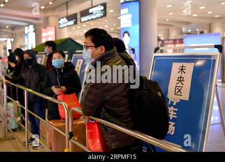 200211 -- XI AN, le 11 février 2020 -- des passagers attendent à la sortie de la gare ferroviaire nord de Xi an à Xi an, dans la province du Shaanxi du nord-ouest de la Chine, le 10 février 2020. Avec l'augmentation du flux de passagers dans divers centres de transport, Xi an a lancé un système de gestion de réseau pour les personnes qui viennent à Xi an. Toutes les personnes entrant à Xi an par l'aéroport international de Xianyang, la gare ferroviaire de Xi an, la gare ferroviaire du Nord de Xi an, la gare ferroviaire du Sud de Xi an, la gare ferroviaire de Huyi et la gare ferroviaire du Palais d'Epang doivent être classées et contrôlées une par une pour assurer une prévention et un contrôle précis. CHINE-SHAANXI-XI A. Banque D'Images