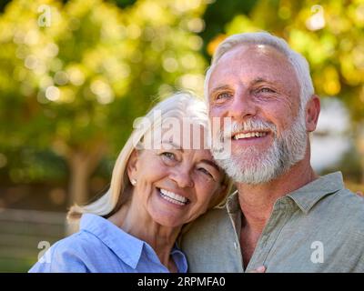 Portrait de couple senior amoureux debout à l'extérieur dans le parc de jardin ou la campagne Banque D'Images