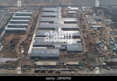 200211 -- XI AN, 11 février 2020 -- une photo aérienne prise le 11 février 2020 montre le chantier de construction d'un centre de santé publique à Xi an, dans la province du Shaanxi, au nord-ouest de la Chine. La construction du centre de santé publique touche à sa fin après des travaux de 24 heures pendant plus d’une semaine. Situé dans le district de Gaoling de Xi an, le premier étage du complexe devrait fournir environ 500 lits dans les quartiers d'isolement. CHINE-SHAANXI-XI AN-CENTRE DE SANTÉ PUBLIQUE-CONSTRUCTION CN SHAOXRUI PUBLICATIONXNOTXINXCHN Banque D'Images