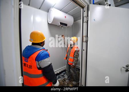 200211 -- XI AN, le 11 février 2020 -- des travailleurs travaillent sur le chantier de construction d'un centre de santé publique à Xi an, dans la province du Shaanxi au nord-ouest de la Chine, le 11 février 2020. La construction du centre de santé publique touche à sa fin après des travaux de 24 heures pendant plus d’une semaine. Situé dans le district de Gaoling de Xi an, le premier étage du complexe devrait fournir environ 500 lits dans les quartiers d'isolement. CHINE-SHAANXI-XI AN-CENTRE DE SANTÉ PUBLIQUE-CONSTRUCTION CN SHAOXRUI PUBLICATIONXNOTXINXCHN Banque D'Images