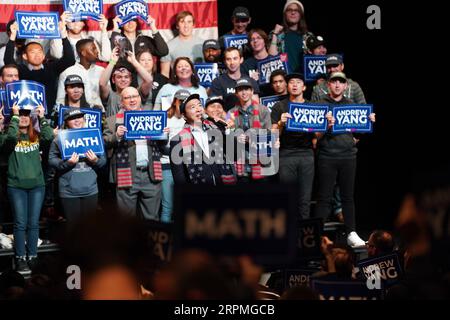 200212 -- WASHINGTON, le 12 février 2020 -- le candidat démocrate américain Andrew Yangfront assiste à un rassemblement à l'Université George Mason, Virginie, États-Unis, le 4 novembre 2019. L'entrepreneur américain Andrew Yang, qui a fait pression pour un revenu de base individuel universel de 1 000 dollars américains par mois, a abandonné la course présidentielle de 2020 mardi. U.S.-PRESIDENTIAL ELECTION-ANDREW YANG-QUIT-FILE PHOTO LIUXJIE PUBLICATIONXNOTXINXCHN Banque D'Images