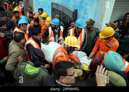 200212 -- JAMMU, le 12 février 2020 -- des membres de l'équipe de secours portent le corps d'un pompier sur le site d'un incendie à Jammu, la capitale hivernale du Cachemire contrôlé par l'Inde, le 12 février 2020. Au moins trois pompiers ont été tués et neuf autres, dont quatre civils blessés mercredi après l'effondrement d'un bâtiment à la suite d'un incendie dans le Cachemire contrôlé par l'Inde, a déclaré la police. KASHMIR-JAMMU-FIRE Stringer PUBLICATIONxNOTxINxCHN Banque D'Images