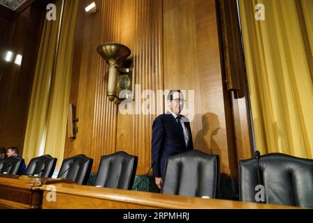 200212 -- WASHINGTON, le 12 février 2020 -- le secrétaire américain au Trésor Steven Mnuchin arrive témoigner devant le Comité des finances du Sénat lors d'une audience sur le budget du président pour l'exercice 2021 au Capitole, à Washington D.C., aux États-Unis, le 12 février 2020. Photo de /Xinhua U.S.-WASHINGTON D.C.-STEVEN MNUCHIN-EXERCICE FINANCIER 2021-BUDGET-AUDIENCE TingxShen PUBLICATIONxNOTxINxCHN Banque D'Images