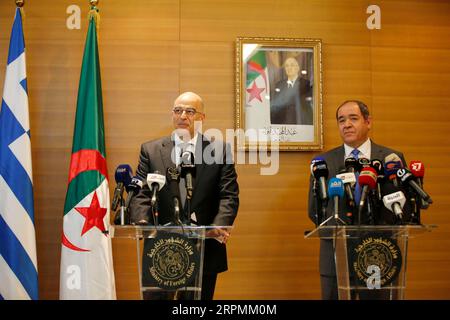 200214 -- ALGER, le 14 février 2020 Xinhua -- le ministre algérien des Affaires étrangères, Sabri Boukadoum R, et le ministre grec des Affaires étrangères en visite Nikolaos Dendias tiennent une conférence de presse après leur rencontre à Alger, Algérie, le 13 février 2020. Le ministre grec des Affaires étrangères Nikolaos Dendias en visite a déclaré jeudi que la Grèce et l’Algérie s’entendaient sur une solution politique sans ingérence militaire étrangère pour la crise libyenne. Xinhua ALGERIA-ALGER-GRÈCE-FM-MEETING PUBLICATIONxNOTxINxCHN Banque D'Images