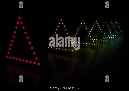 Gros plan sur une rangée de lumières LED multicolores en forme de triangle. Banque D'Images