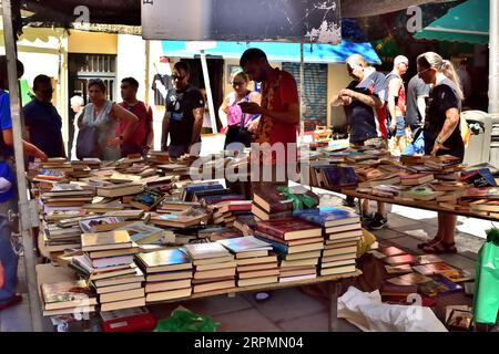 Madrid, Espagne - 20 août 2023 : étal de livres usagés au marché de rue. Ce marché de rue s’appelle El Rastro, il est le plus grand de Madrid et des milliers de personnes le visitent tous les dimanches. Banque D'Images