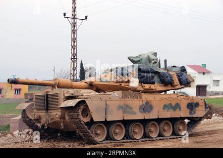 200214 -- ANKARA, le 14 février 2020 Xinhua -- Un char turc est vu dans le district de Reyhanli à Hatay, en Turquie, le 14 février 2020. La Turquie a déversé ces derniers jours des milliers de soldats et des convois de véhicules militaires à travers la frontière, y compris des chars, des véhicules blindés de transport de troupes et du matériel radar afin de renforcer ses 12 postes d'observation. Photo de Mustafa Kaya/Xinhua TURQUIE-HATAY-FRONTIÈRE SYRIENNE-PRÉSENCE MILITAIRE-AUGMENTATION DE PUBLICATIONxNOTxINxCHN Banque D'Images