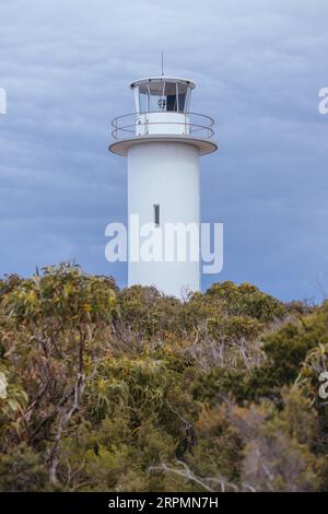 Phare du Cap Tourville et promenade par une journée de printemps fraîche dans la péninsule de Freycinet, Tasmanie, Australie Banque D'Images