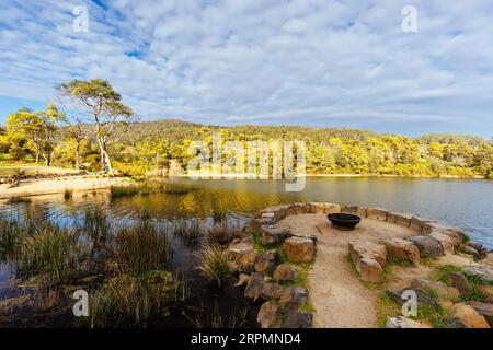 DERBY, AUSTRALIE, 22 SEPTEMBRE 2022 : Briseis Hole (lac Derby) et le célèbre sauna flottant dans la ville rurale de Derby par un froid matin de printemps Banque D'Images