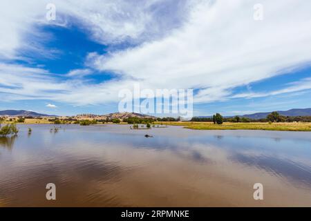 La vue sur un lac Hume inondé à Sandy Creek depuis près de Kiewa à Victoria, Australie Banque D'Images