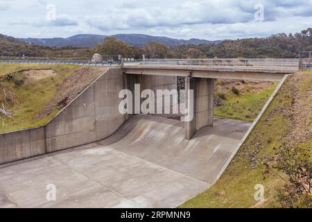 Barrage de Tooma de la rivière Tooma se formant dans le cadre du programme d'énergie hydroélectrique de Snowy Mountains en Nouvelle-Galles du Sud, en Australie Banque D'Images