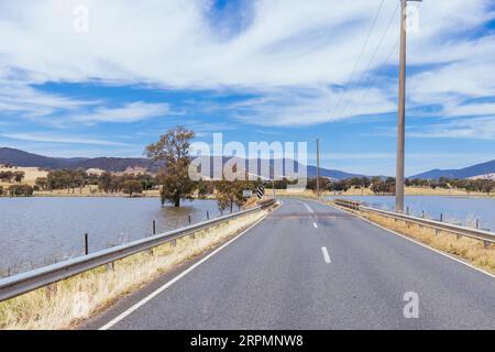 La vue sur un lac Hume inondé à Sandy Creek depuis près de Kiewa à Victoria, Australie Banque D'Images