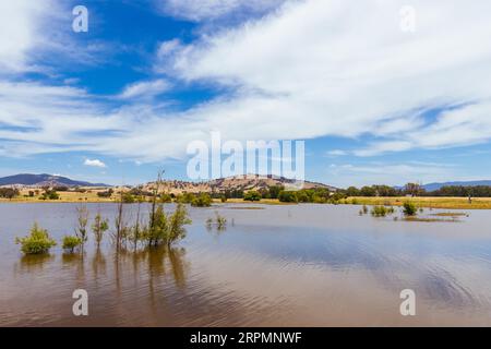La vue sur un lac Hume inondé à Sandy Creek depuis près de Kiewa à Victoria, Australie Banque D'Images