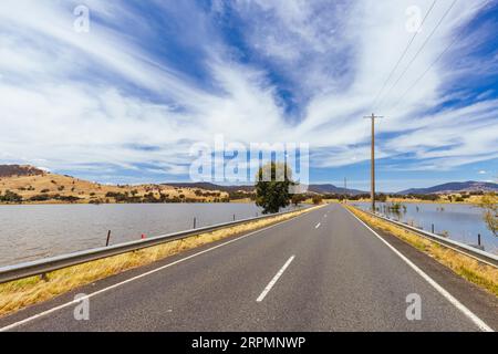 La vue sur un lac Hume inondé à Sandy Creek depuis près de Kiewa à Victoria, Australie Banque D'Images