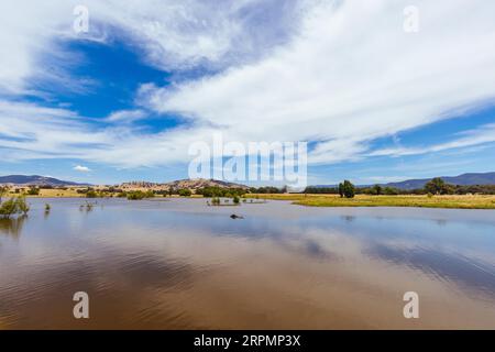 La vue sur un lac Hume inondé à Sandy Creek depuis près de Kiewa à Victoria, Australie Banque D'Images