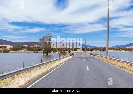 La vue sur un lac Hume inondé à Sandy Creek depuis près de Kiewa à Victoria, Australie Banque D'Images