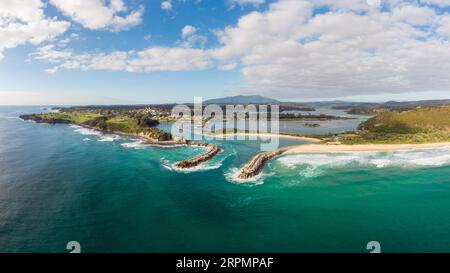 La ville côtière idyllique de Narooma s'est enroulée autour de la célèbre baie de Wagonga, sur la côte sud, en Nouvelle-Galles du Sud, en Australie Banque D'Images