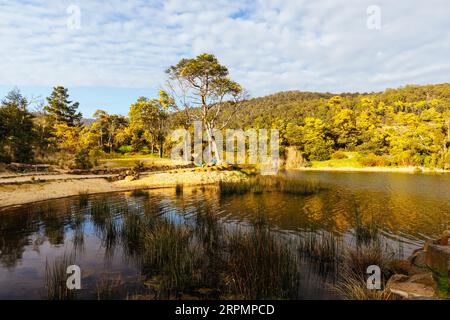 DERBY, AUSTRALIE, 22 SEPTEMBRE 2022 : Briseis Hole (lac Derby) et le célèbre sauna flottant dans la ville rurale de Derby par un froid matin de printemps Banque D'Images