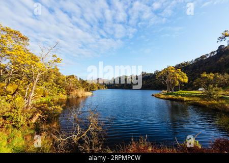 DERBY, AUSTRALIE, 22 SEPTEMBRE 2022 : Briseis Hole (lac Derby) et le célèbre sauna flottant dans la ville rurale de Derby par un froid matin de printemps Banque D'Images