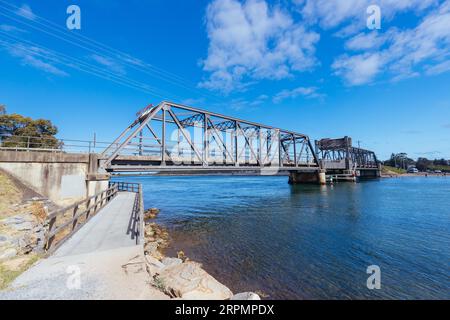 La ville côtière idyllique de Narooma et son pont traversant la célèbre baie de Wagonga sur la côte sud, Nouvelle-Galles du Sud, Australie Banque D'Images