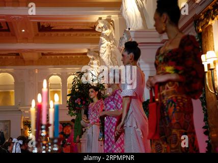 200216 -- LONDRES, le 16 février 2020 -- des mannequins sont vus sur scène lors de la présentation de RIXO à la London Fashion week au Kimpton Fitzroy London Hotel à Londres, Grande-Bretagne, le 15 février 2020. BRITAIN-LONDON-FASHION WEEK-RIXO HanxYan PUBLICATIONxNOTxINxCHN Banque D'Images