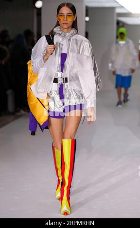 200216 -- LONDRES, le 16 février 2020 -- Un mannequin marche sur la piste lors du défilé BOSIDENG Catwalk à la London Fashion week à Londres, Grande-Bretagne, le 16 février 2020. BRITAIN-LONDON-FASHION WEEK-BOSIDENG HanxYan PUBLICATIONxNOTxINxCHN Banque D'Images