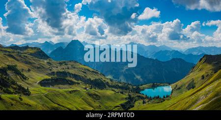 Panorama du Zeigersattel au Seealpsee, à l'arrière à gauche le Höfats 2259m, Alpes de Allgäu, Allgäu, Bavière, Allemagne, Europe Banque D'Images