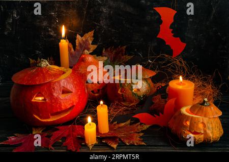 Concept Halloween, citrouilles et bougies sur fond noir, lanterne de Jack Banque D'Images