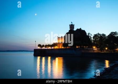 Château de Montfort à l'heure bleue, été, Langenargen, Baden-Wuerttemberg, Allemagne Banque D'Images