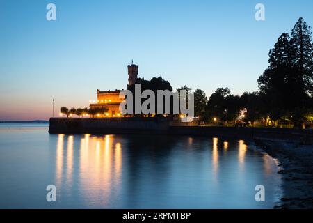 Château de Montfort à l'heure bleue, rivage, été, Langenargen, Baden-Wuerttemberg, Allemagne Banque D'Images