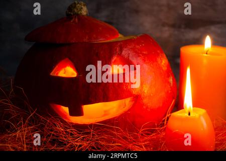 Halloween, citrouilles et bougies, lanterne de Jack, citrouille riante effrayante Banque D'Images