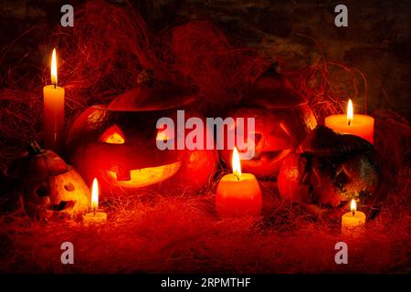 Halloween, citrouilles et bougies, lanterne de Jack, citrouilles riantes effrayantes Banque D'Images