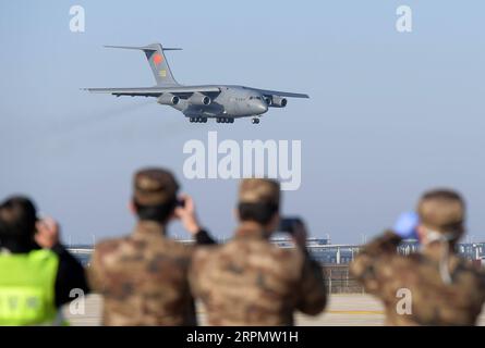 200217 -- WUHAN, le 17 février 2020 -- Un avion de transport de l'Armée populaire de libération PLA Air Force arrive à l'aéroport international Tianhe à Wuhan, dans la province du Hubei, au centre de la Chine, le 17 février 2020. CHINE-HUBEI-WUHAN-NOUVEAU CORONAVIRUS-ARMÉE DE L'AIR-MÉDECINS MILITAIRES CN LIXHE PUBLICATIONXNOTXINXCHN Banque D'Images