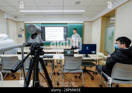 200217 -- BEIJING, le 17 février 2020 -- Huang Jianbin, professeur à l'Université de Pékin, utilise le système éducatif en ligne Classin pour enseigner la chimie physique à Beijing, capitale de la Chine, le 17 février 2020. Des millions d’étudiants chinois ont commencé à apprendre en ligne lundi, car le nouveau semestre scolaire initialement prévu pour le 17 février est actuellement reporté en raison d’un mécanisme national de contrôle des épidémies. CHINA-BEIJING-NCP-ONLINE CLASS CN SHENXBOHAN PUBLICATIONXNOTXINXCHN Banque D'Images