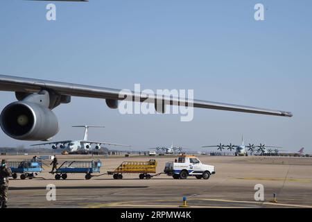 200217 -- WUHAN, le 17 février 2020 -- Un avion de transport de l'Armée populaire de libération PLA Air Force arrive à l'aéroport international Tianhe à Wuhan, dans la province du Hubei, au centre de la Chine, le 17 février 2020. CHINA-HUBEI-WUHAN-NOVOL CORONAVIRUS-AIR FORCE-MILITAIRES MÉDECINS CN JIAXQILONG PUBLICATIONXNOTXINXCHN Banque D'Images