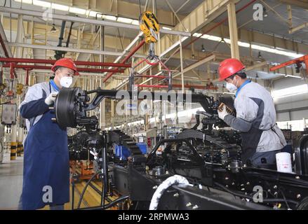 200217 -- CHENGDU, 17 février 2020 -- des membres du personnel travaillent chez Chengdu Dayun automobile group Co. Ltd à Chengdu, province du Sichuan dans le sud-ouest de la Chine, 17 février 2020. Certaines entreprises de la zone de développement économique et technologique de Chengdu ont repris leur production avec des mesures de prévention épidémique pendant l’épidémie du nouveau coronavirus. CHINE-CHENGDU-REPRISE DE LA PRODUCTION CN LiuxKun PUBLICATIONxNOTxINxCHN Banque D'Images