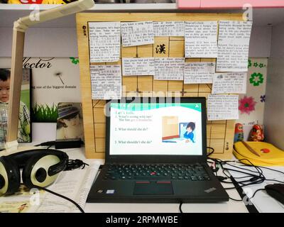200217 -- BEIJING, le 17 février 2020 -- lu Fengling, un enseignant d'école primaire, enregistre un cours en ligne à la maison à Beijing, capitale de la Chine, le 17 février 2020. Des millions d’étudiants chinois ont commencé à apprendre en ligne lundi, car le nouveau semestre scolaire initialement prévu pour le 17 février est actuellement reporté en raison d’un mécanisme national de contrôle des épidémies. CHINA-BEIJING-NCP-ONLINE CLASS CN SHENXBOHAN PUBLICATIONXNOTXINXCHN Banque D'Images