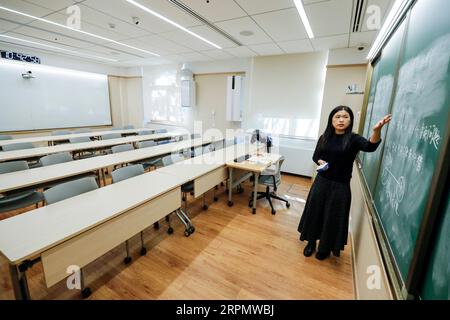 200217 -- BEIJING, 17 février 2020 -- Zhao Yufeng, professeur à l'Université de Pékin, utilise le système éducatif en ligne Classin pour enseigner l'algèbre avancée à Beijing, capitale de la Chine, le 17 février 2020. Des millions d’étudiants chinois ont commencé à apprendre en ligne lundi, car le nouveau semestre scolaire initialement prévu pour le 17 février est actuellement reporté en raison d’un mécanisme national de contrôle des épidémies. CHINA-BEIJING-NCP-ONLINE CLASS CN SHENXBOHAN PUBLICATIONXNOTXINXCHN Banque D'Images