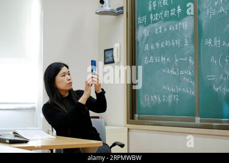 200217 -- BEIJING, 17 février 2020 -- Zhao Yufeng, professeur à l'Université de Pékin, utilise le système éducatif en ligne Classin pour enseigner l'algèbre avancée à Beijing, capitale de la Chine, le 17 février 2020. Des millions d’étudiants chinois ont commencé à apprendre en ligne lundi, car le nouveau semestre scolaire initialement prévu pour le 17 février est actuellement reporté en raison d’un mécanisme national de contrôle des épidémies. CHINA-BEIJING-NCP-ONLINE CLASS CN SHENXBOHAN PUBLICATIONXNOTXINXCHN Banque D'Images