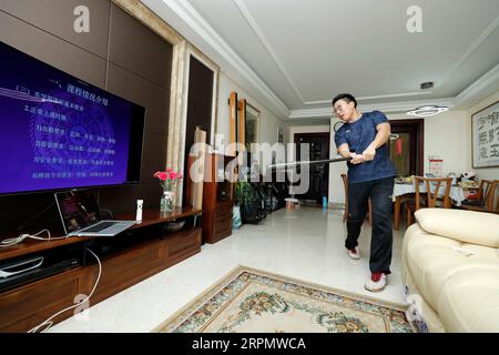 200217 -- PÉKIN, le 17 février 2020 -- Hu Xiaoqian, professeur à l'université de Tsinghua, utilise un système éducatif en ligne pour enseigner une classe de baseball à Pékin, capitale de la Chine, le 17 février 2020. Des millions d’étudiants chinois ont commencé à apprendre en ligne lundi, car le nouveau semestre scolaire initialement prévu pour le 17 février est actuellement reporté en raison d’un mécanisme national de contrôle des épidémies. CHINA-BEIJING-NCP-ONLINE CLASS CN SHENXBOHAN PUBLICATIONXNOTXINXCHN Banque D'Images