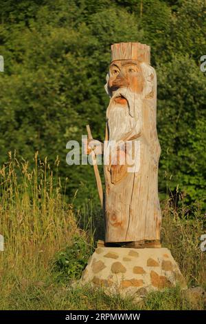 Sculpture en bois par l'art de la tronçonneuse, figure en bois, artisanat, sculpture sur bois, homme, figure, barbe, personnel, couronne, bois, souche d'arbre, tuyaux d'orgue Banque D'Images